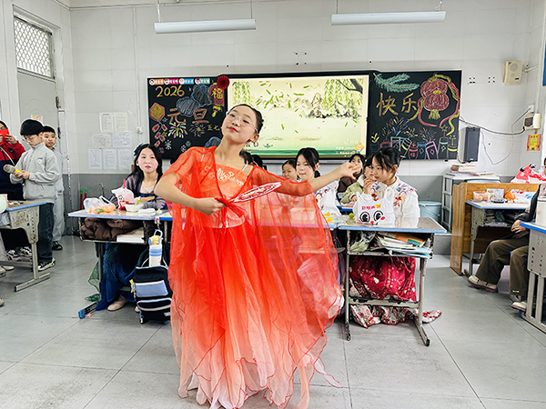 萌娃庆元旦 班级乐翻天——源汇区受降路小学举行“庆元旦 迎新年”班级联欢活动