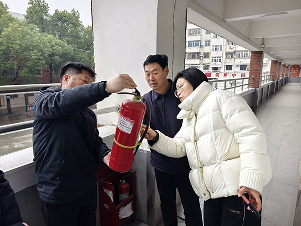 源汇区受降路小学开展新学期校园安全大排查